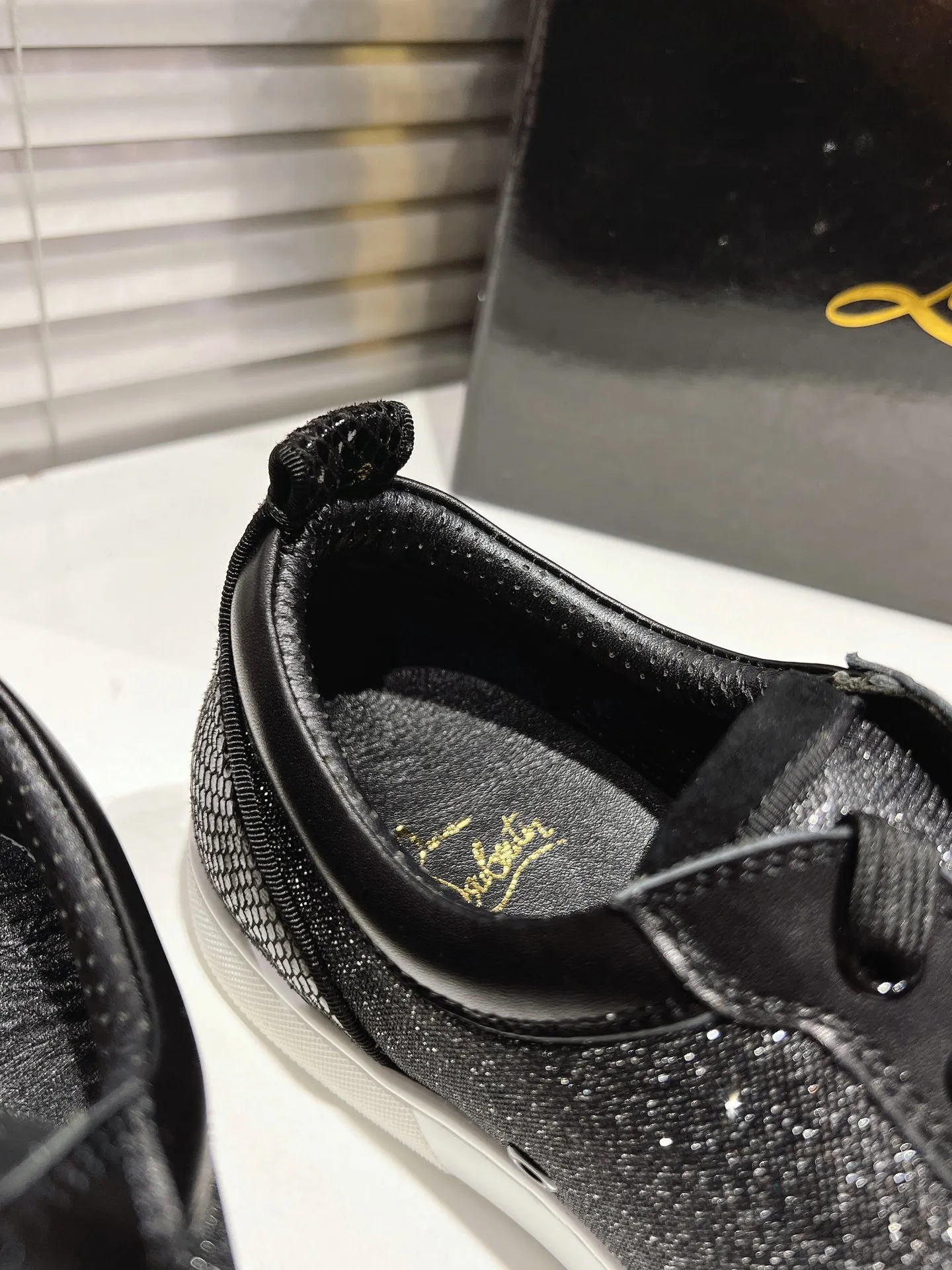 👟👟Ex-factory price 660👟👟 ╔Low-cut color matching model╗ ·Top version customization·2024𝐬𝐬 𝑪𝒉𝒓𝒊𝒔𝒕𝒊𝒂𝒏 𝑳𝒐𝒖𝒃𝒐𝒖𝒕𝒊𝒏 ▪️No matter the last shape, fabric, diamonds, nails, lining, outsole, it is as close as possible to ZP... ▪️The original sole is specially provided by the original factory ▪️The lining is imported water-dyed cowhide ▪️Private customization time is about 3-7 days —————— Size: Women's 35M-41M Men's 38M-48M